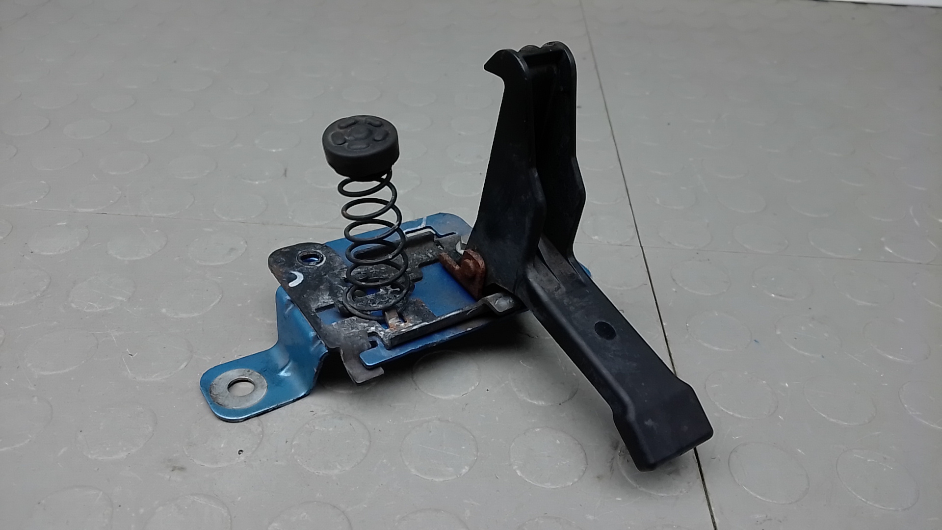 Ручка открывания капота