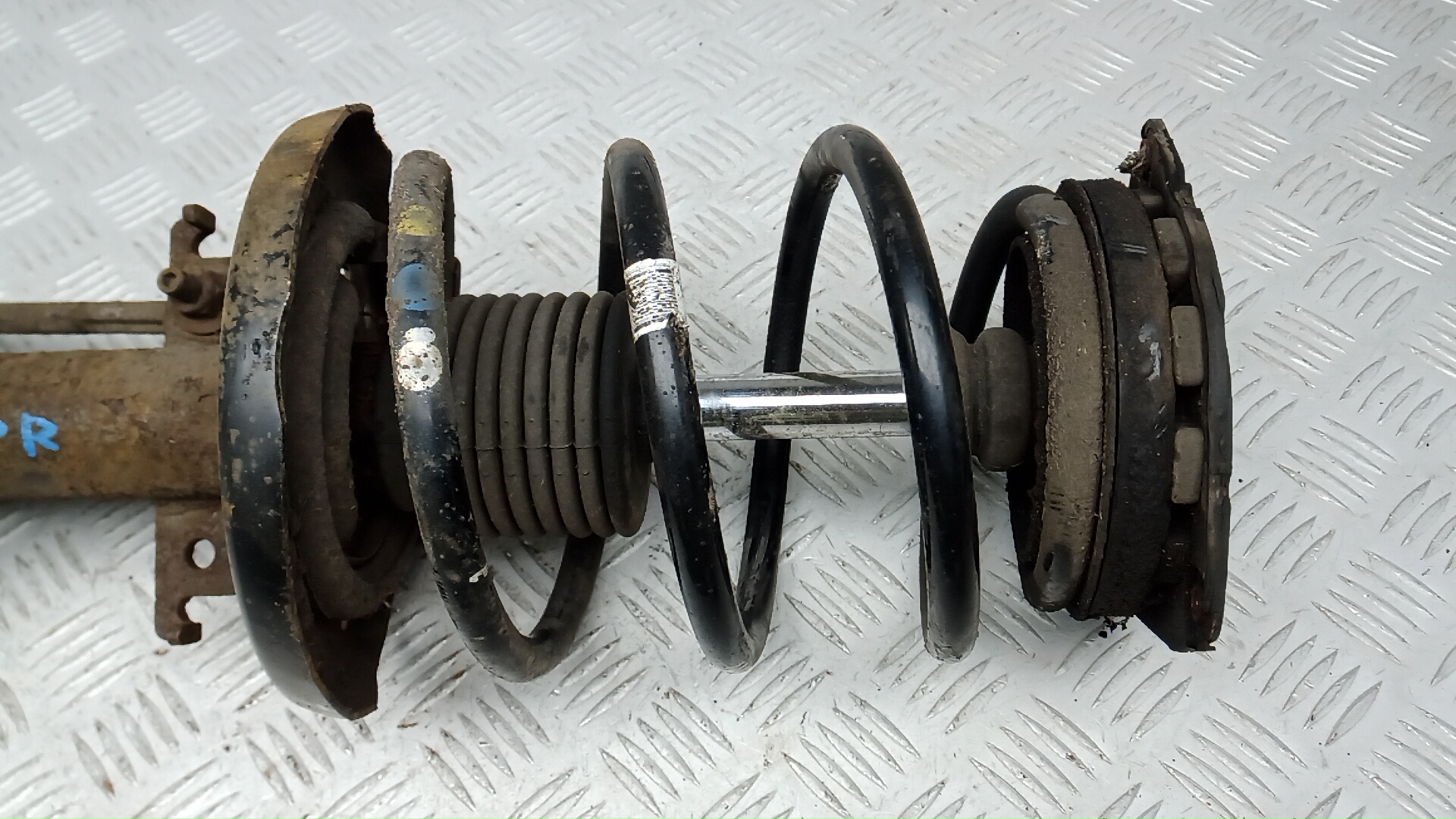 Амортизатор передний правый