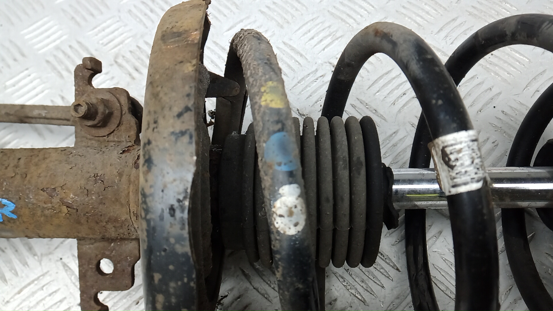 Амортизатор передний правый