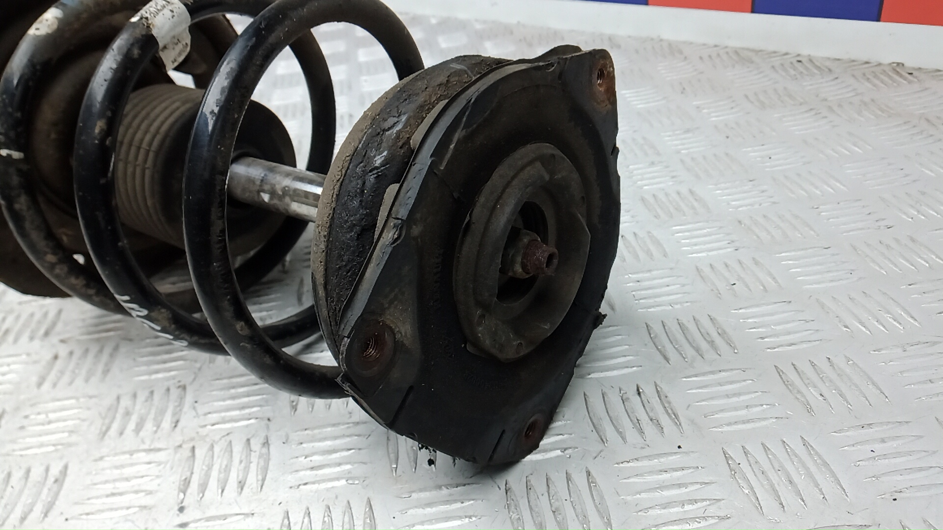 Амортизатор передний правый