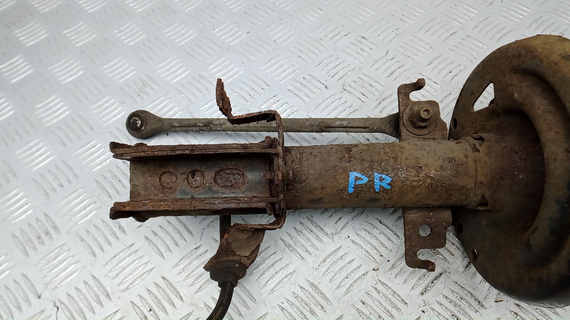 Амортизатор передний правый