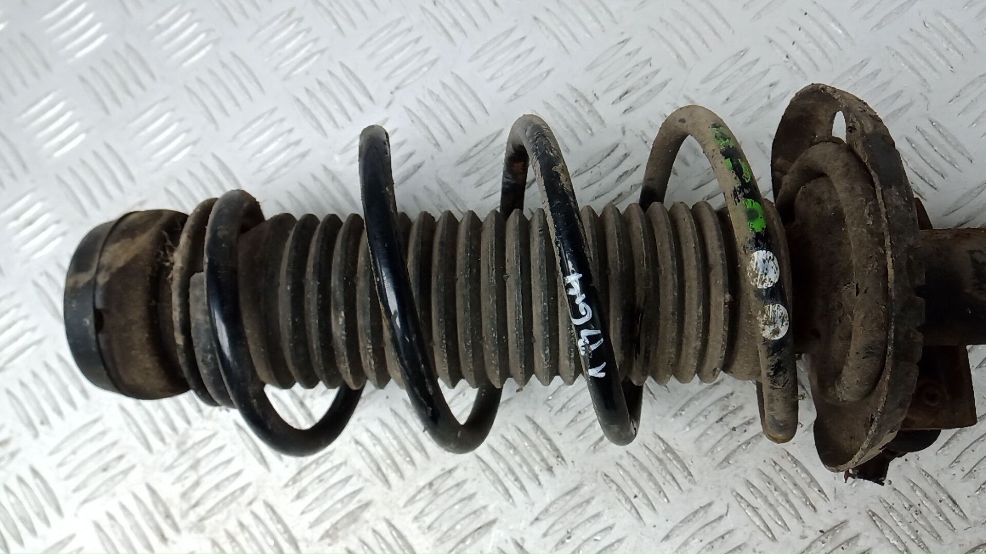 Амортизатор передний левый