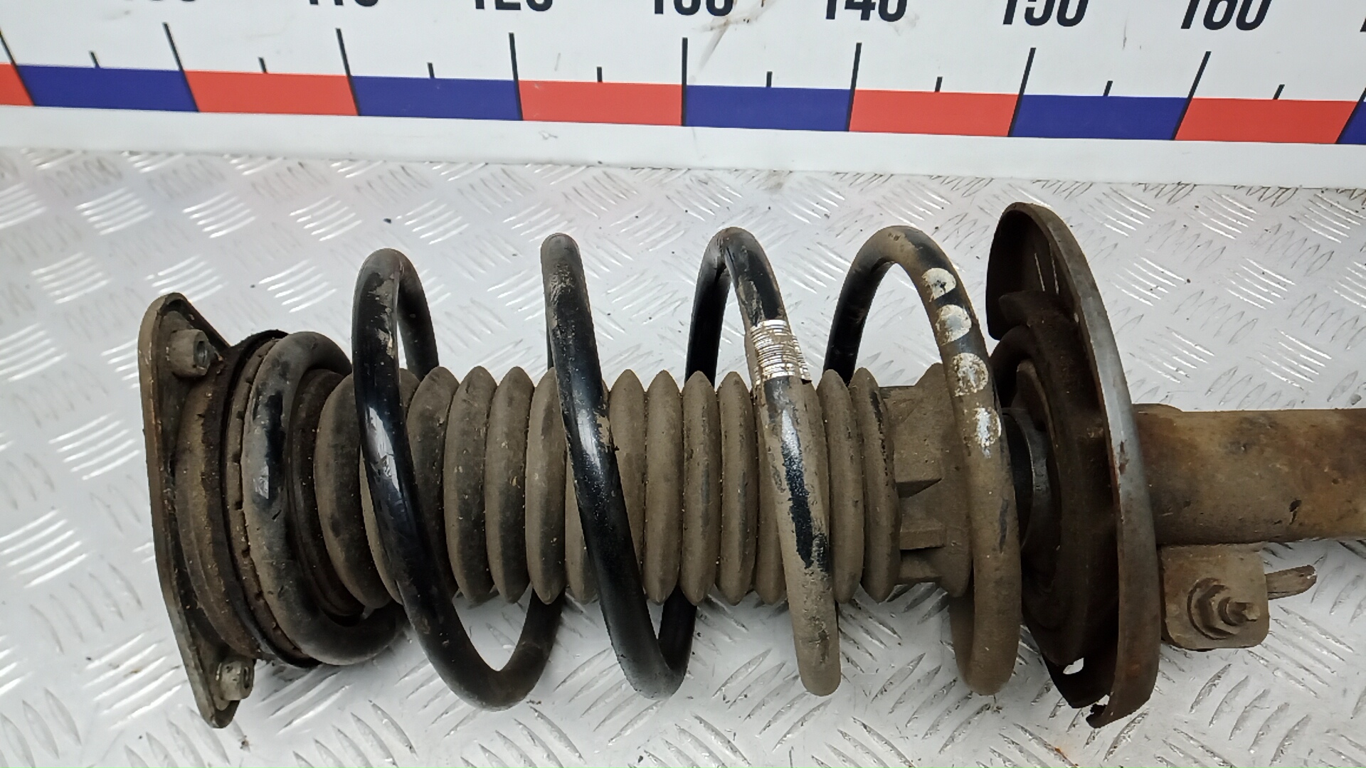 Амортизатор передний левый