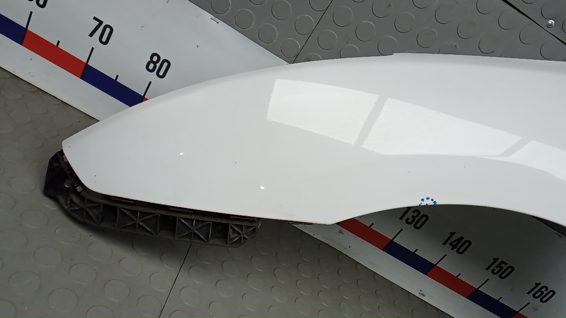 Крыло переднее левое