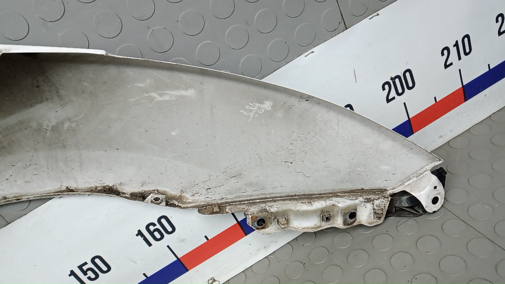 Крыло переднее левое