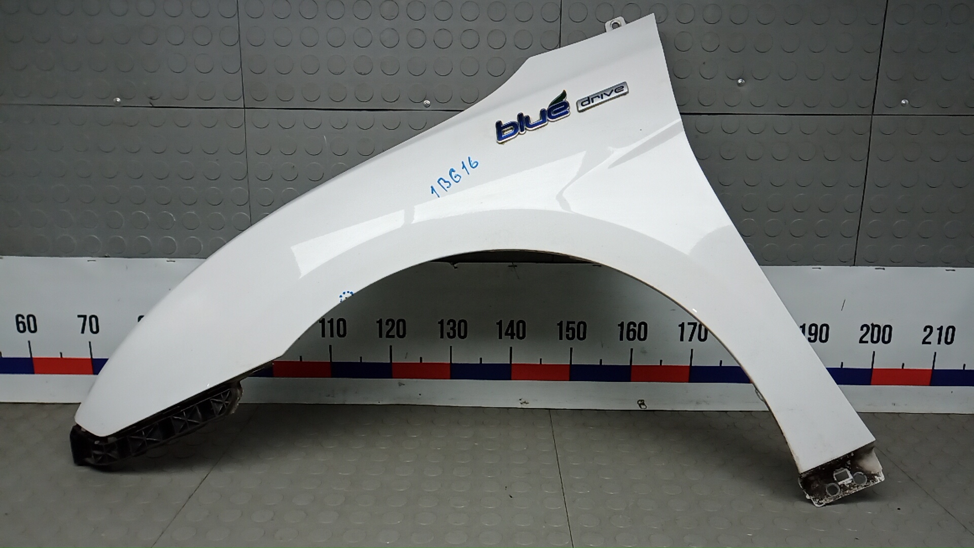 Крыло переднее левое