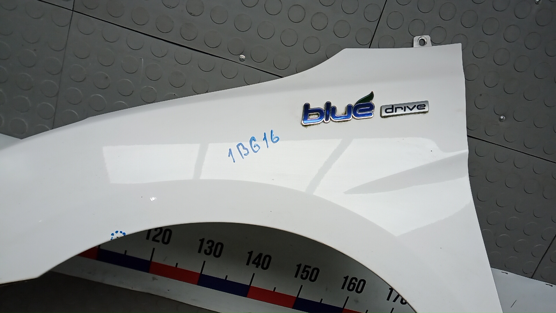 Крыло переднее левое