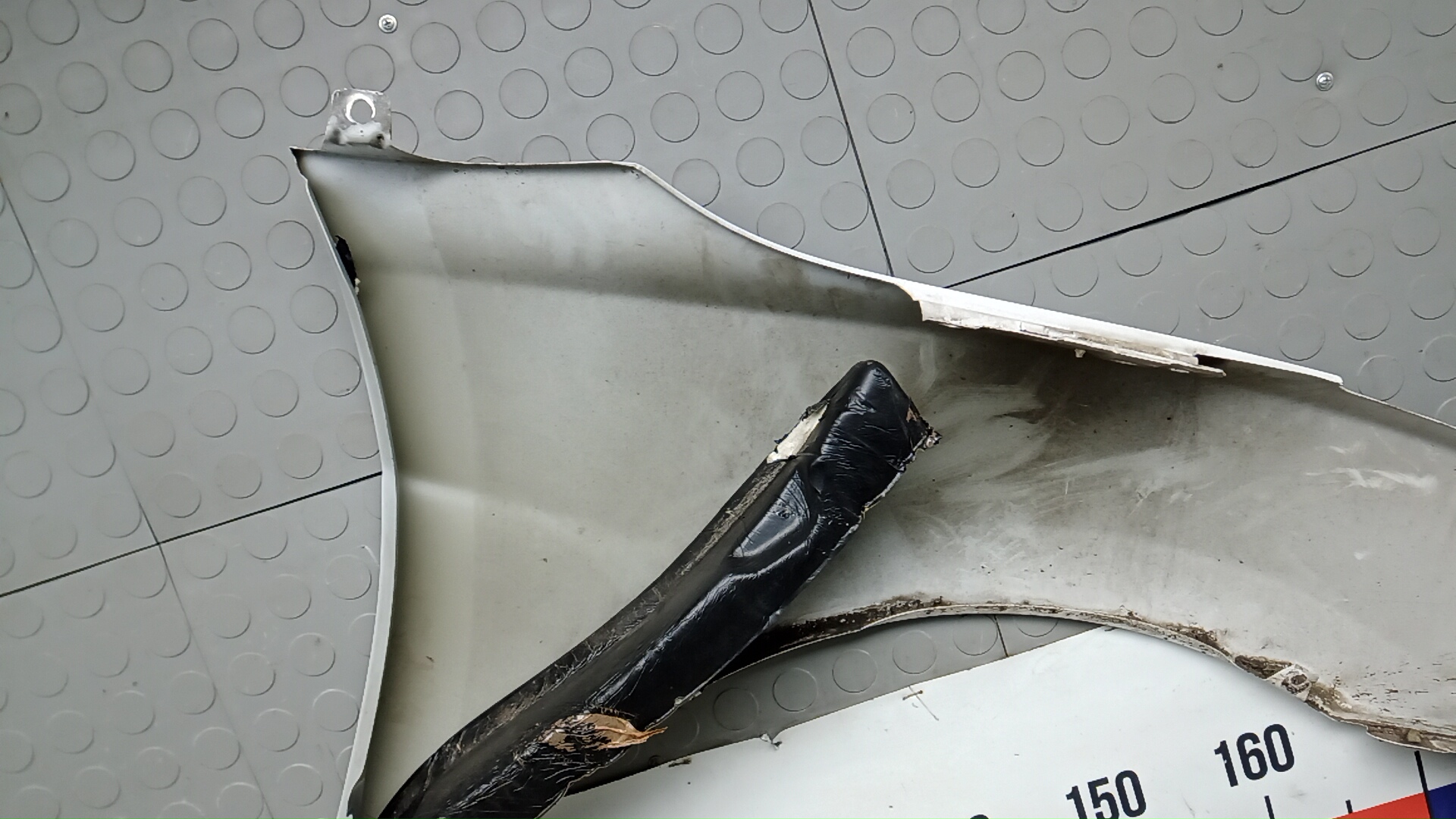 Крыло переднее левое