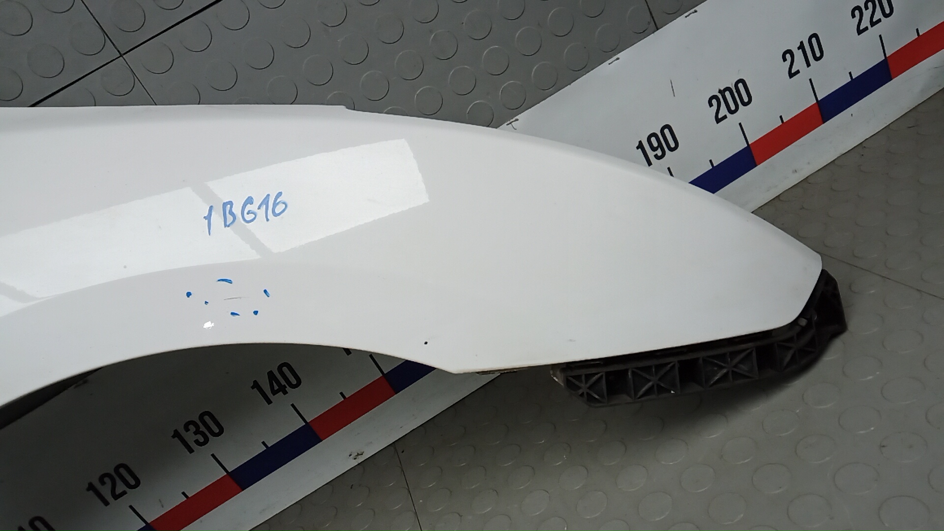 Крыло переднее правое