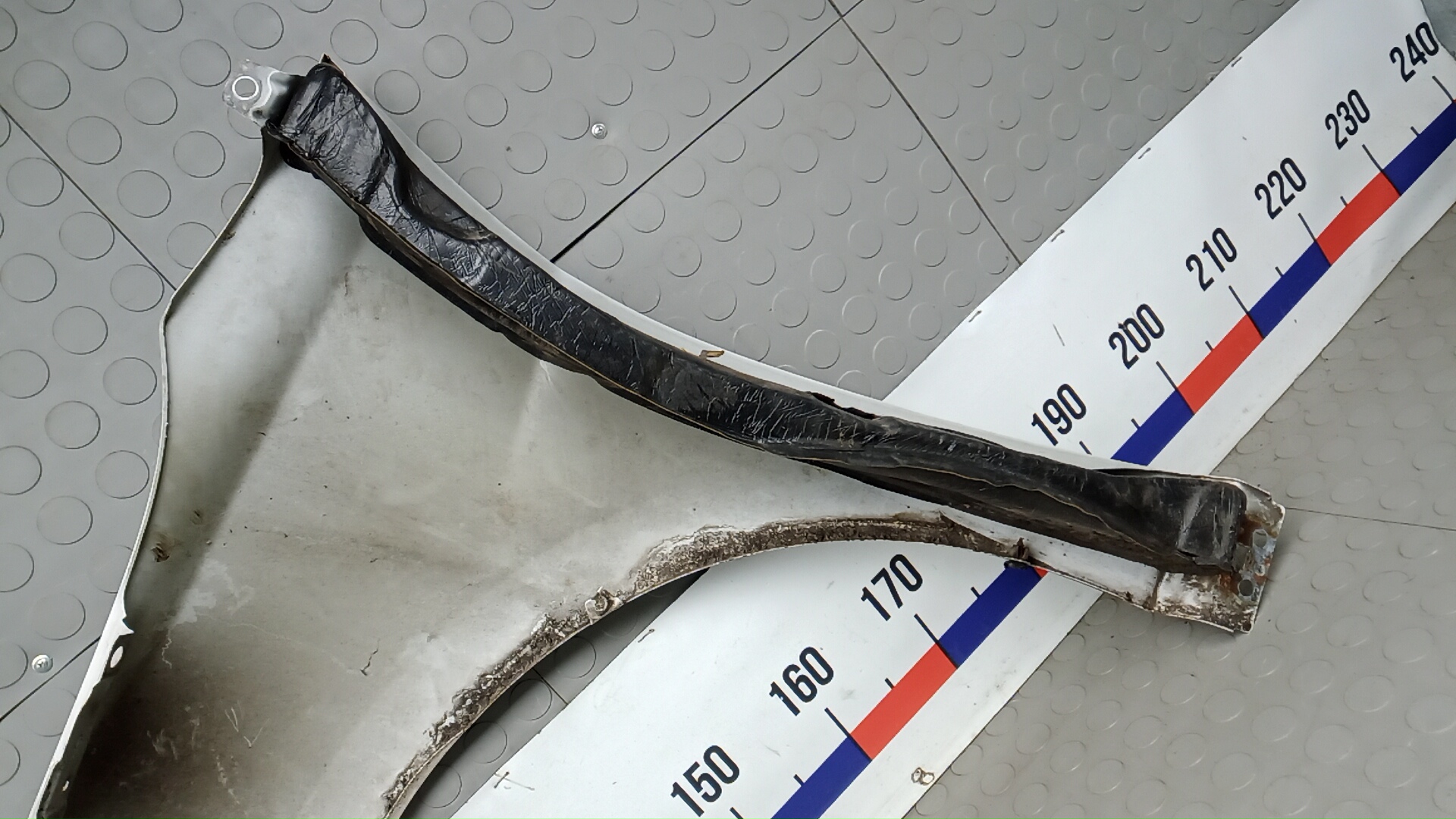 Крыло переднее правое