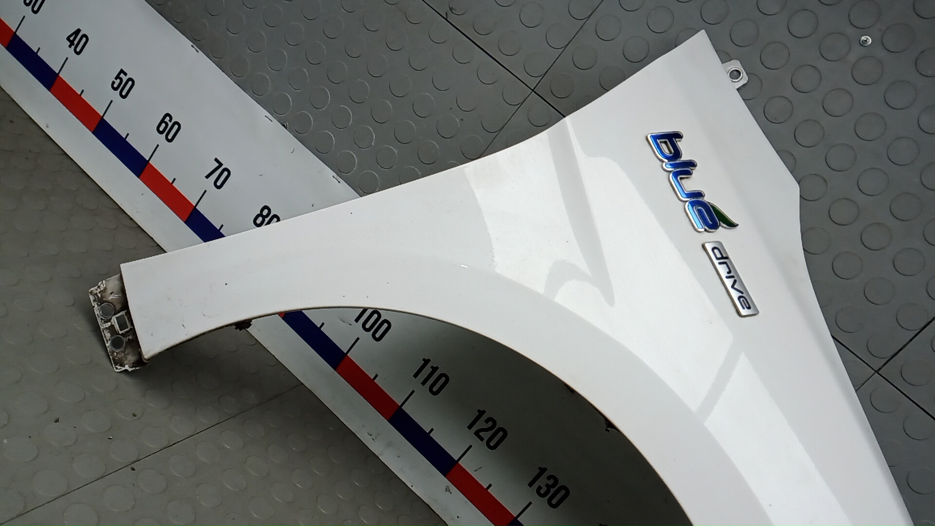 Крыло переднее правое