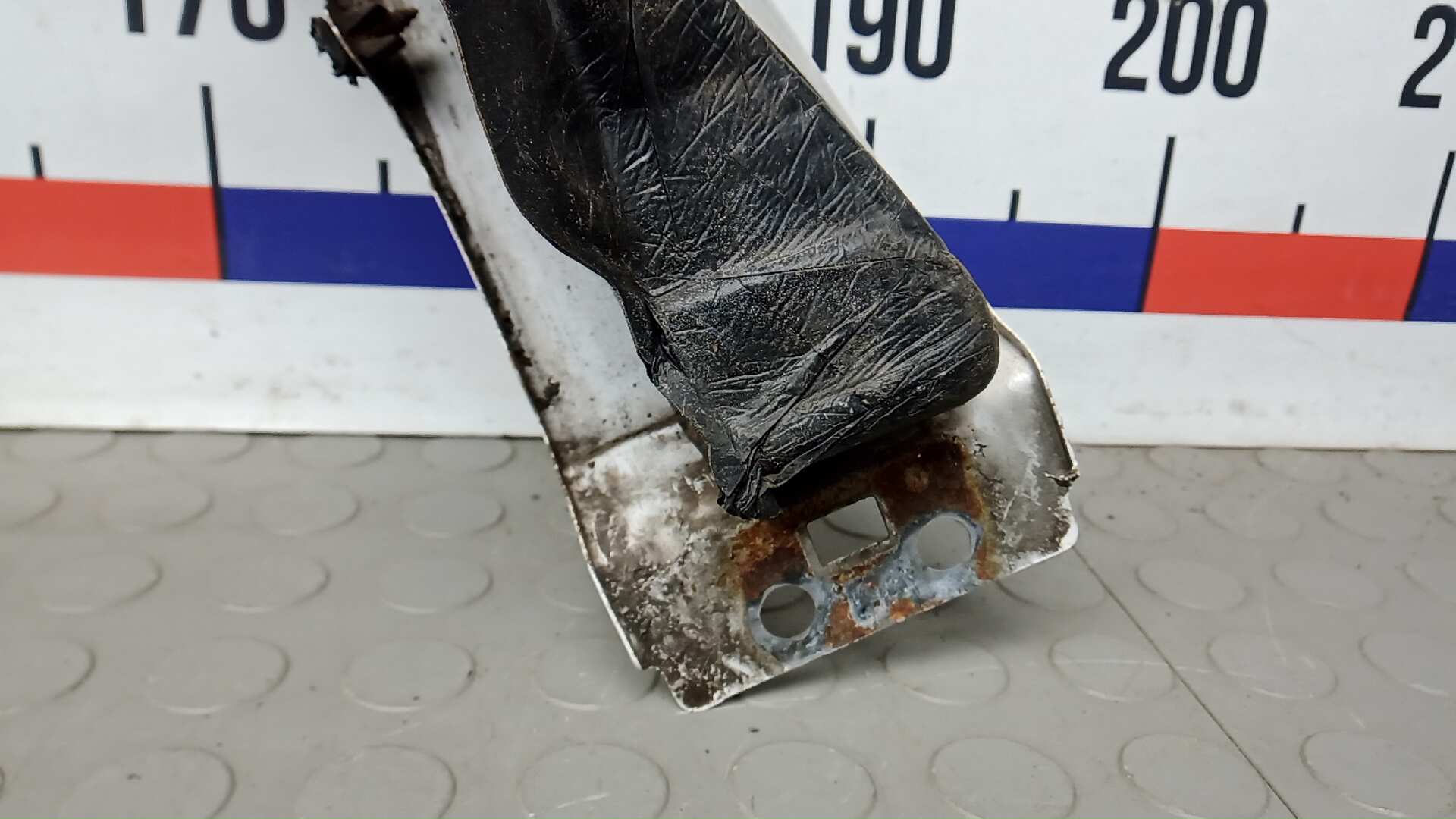 Крыло переднее правое