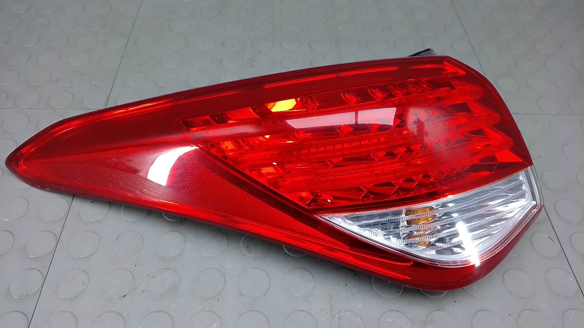 Фонарь задний левый