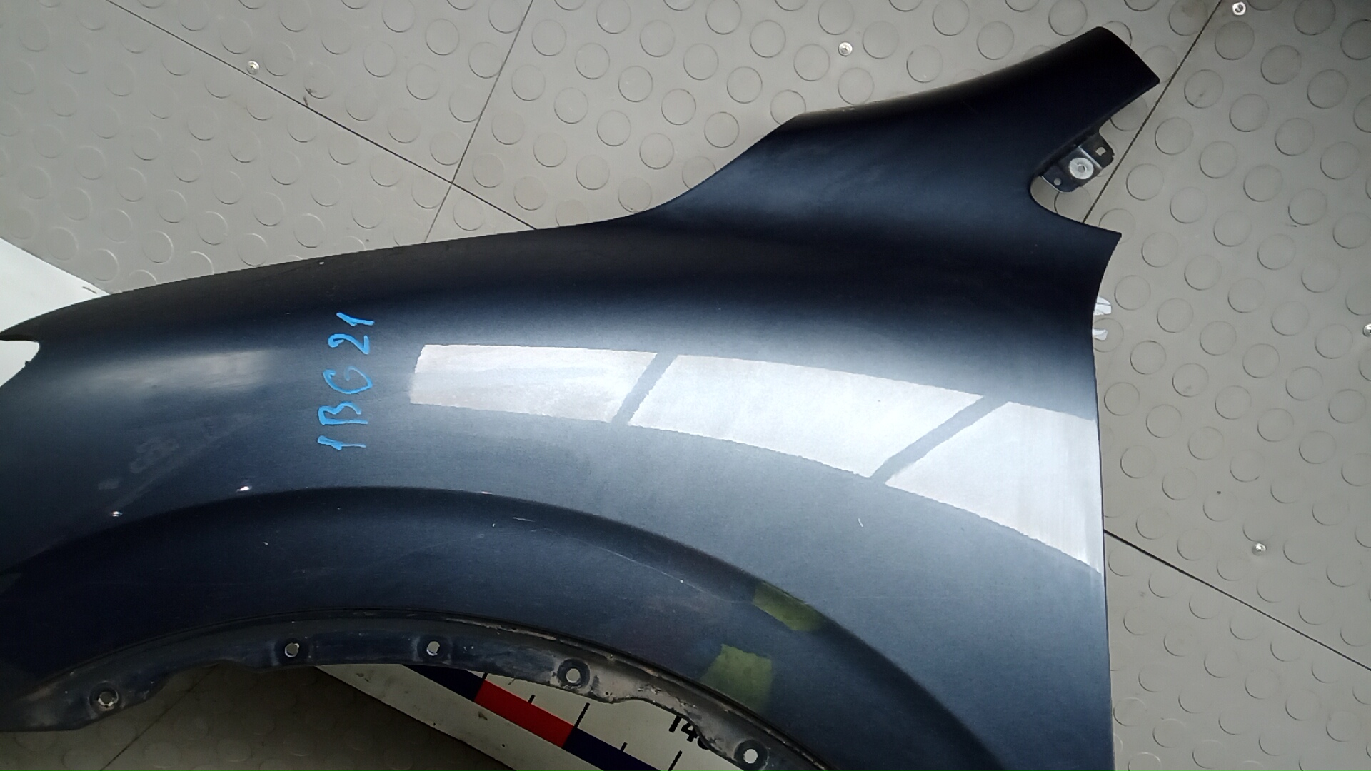 Крыло переднее левое