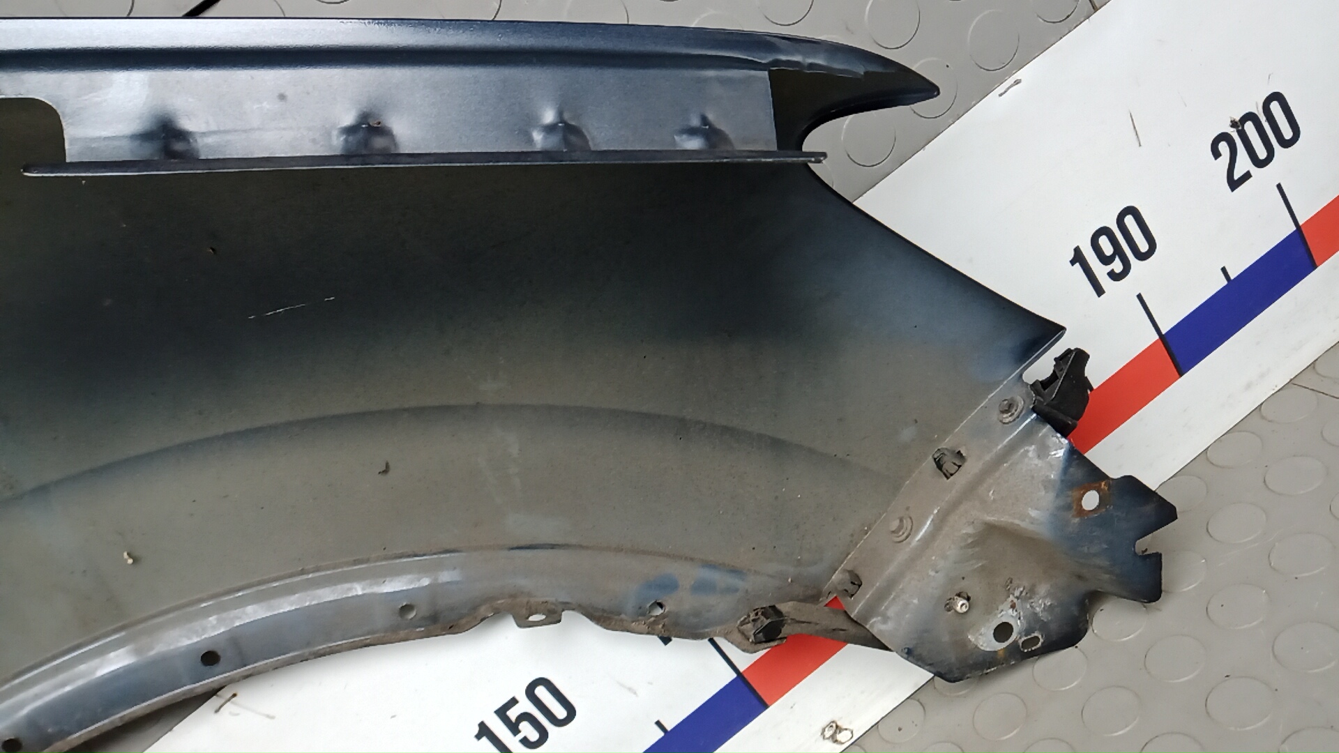 Крыло переднее левое