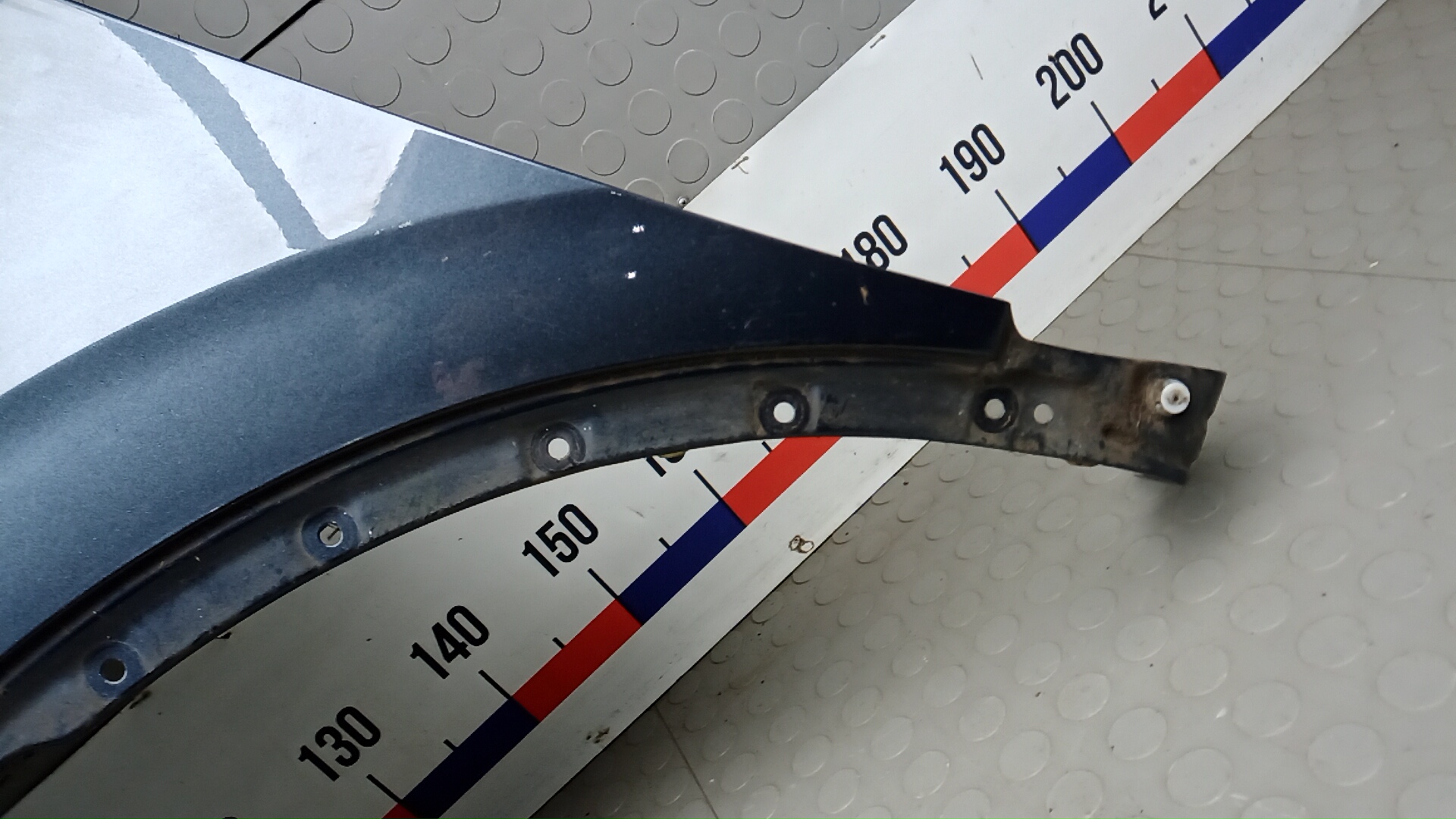 Крыло переднее левое