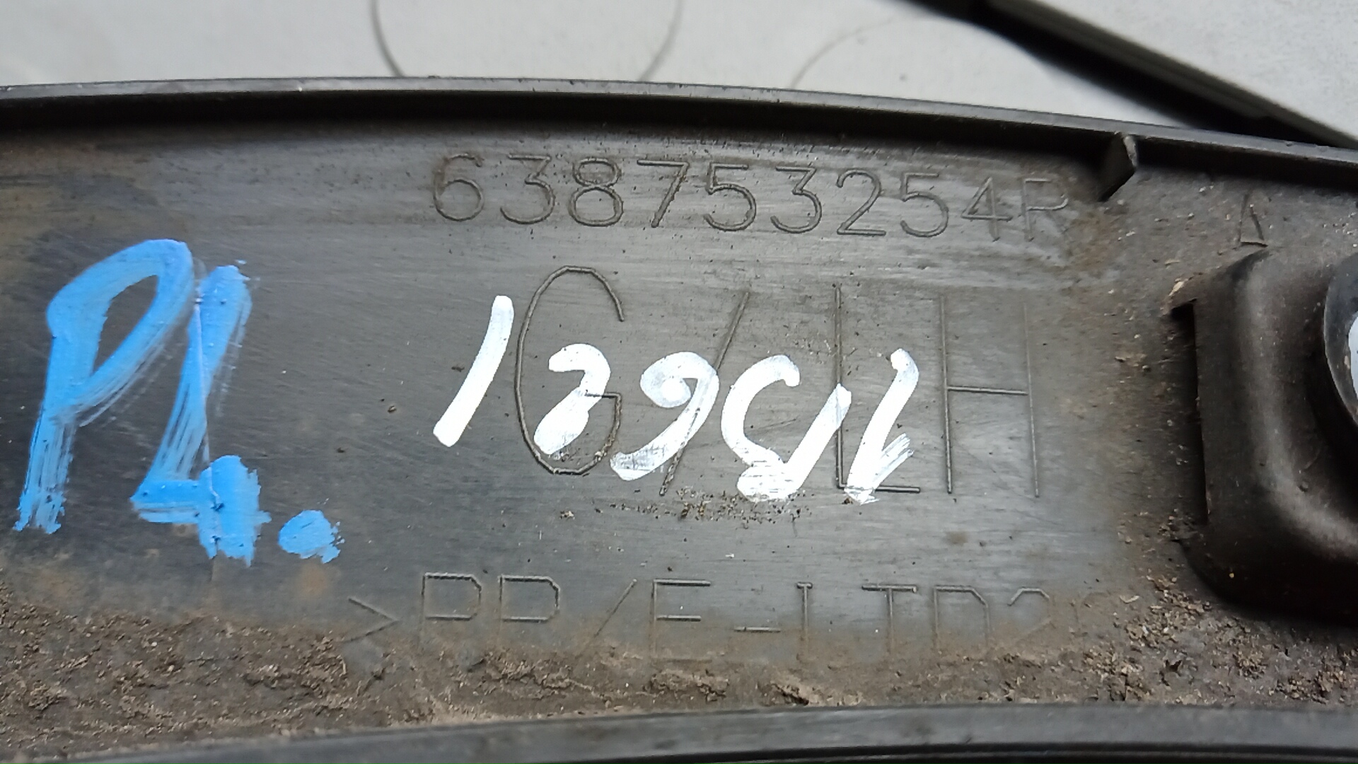 Накладка переднего крыла левого