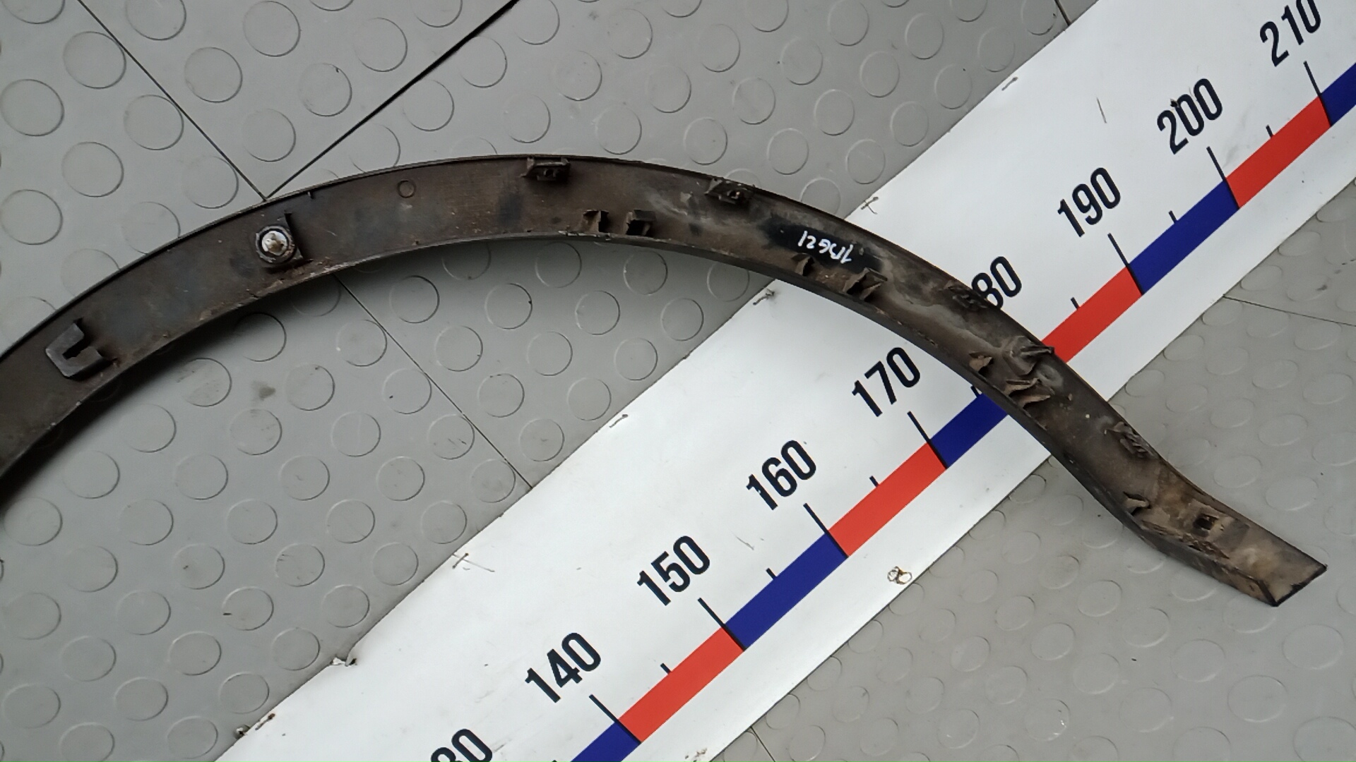 Накладка переднего крыла левого