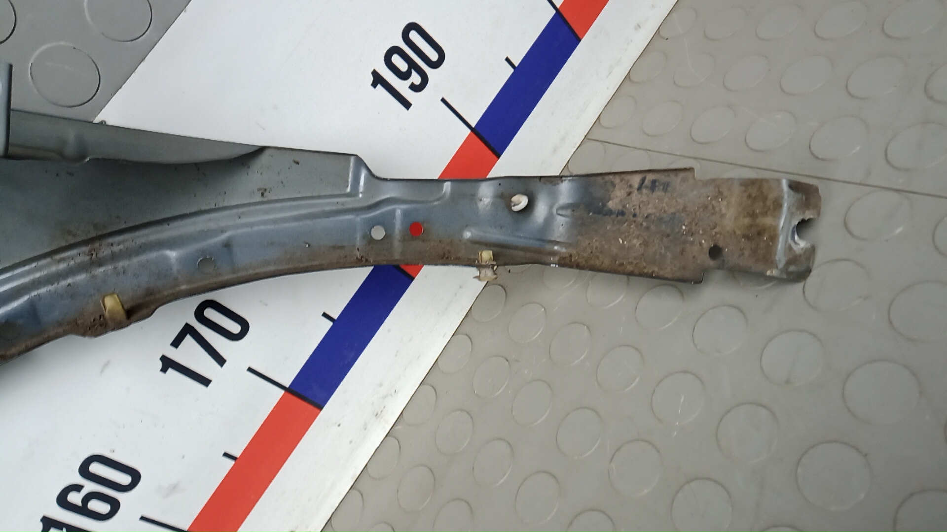 Крыло переднее правое