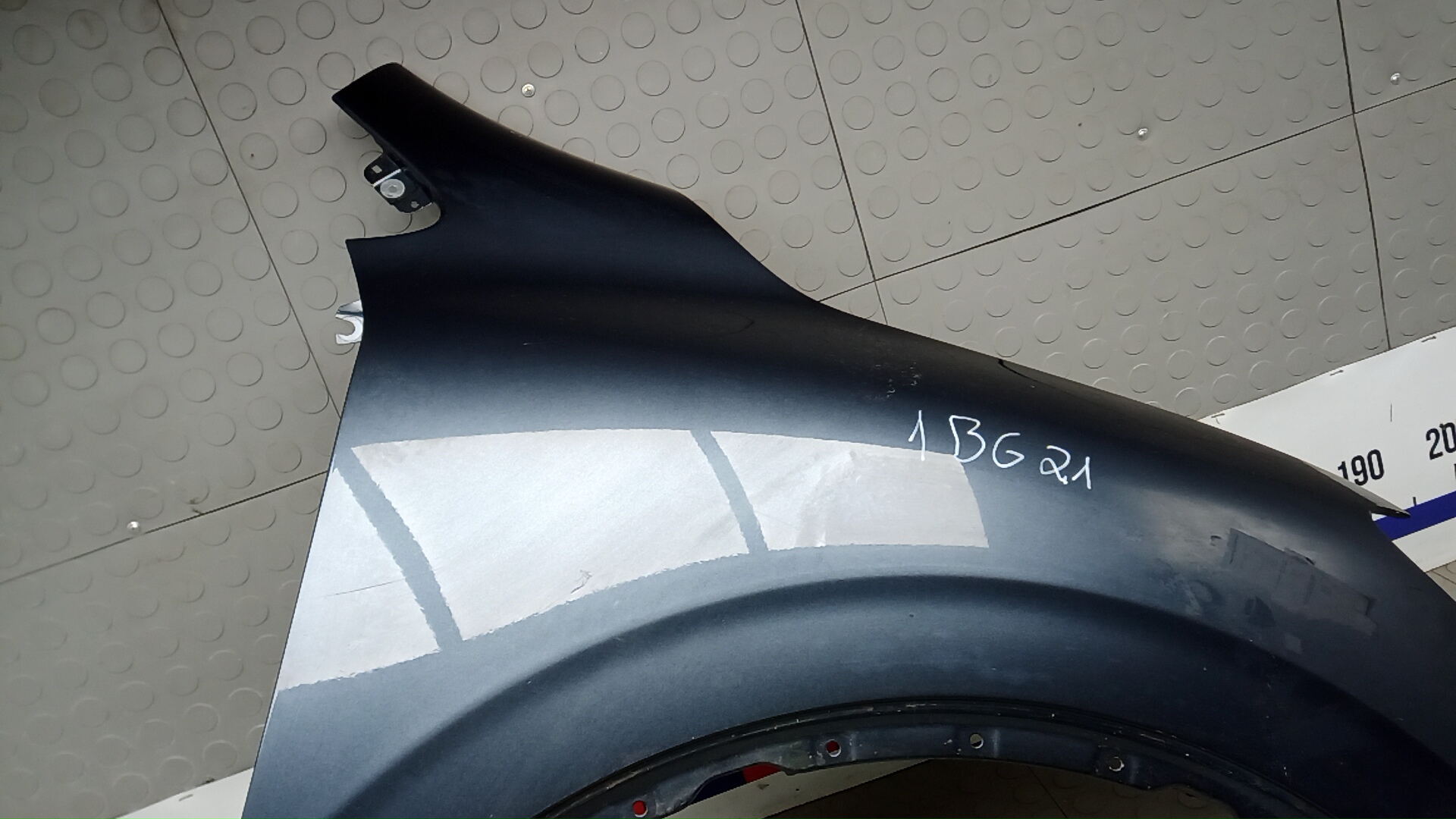 Крыло переднее правое