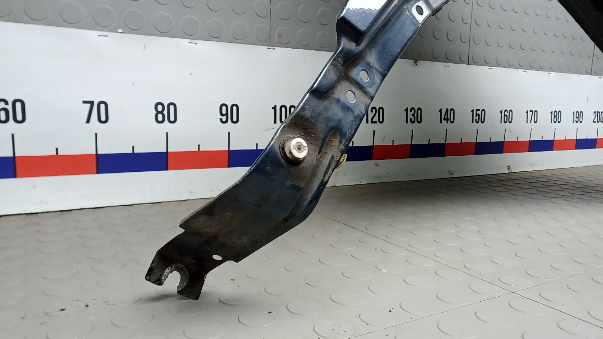 Крыло переднее правое