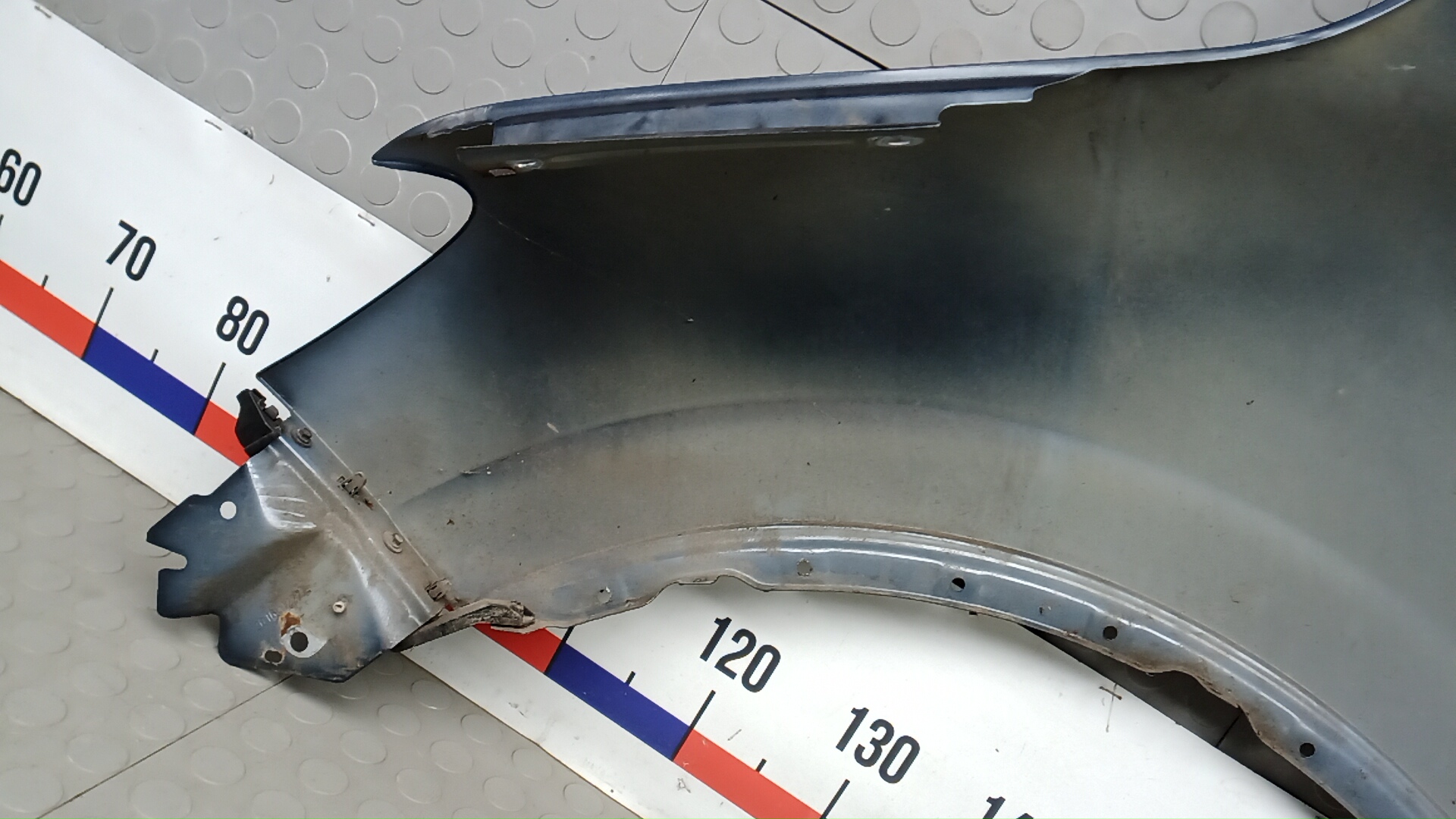 Крыло переднее правое