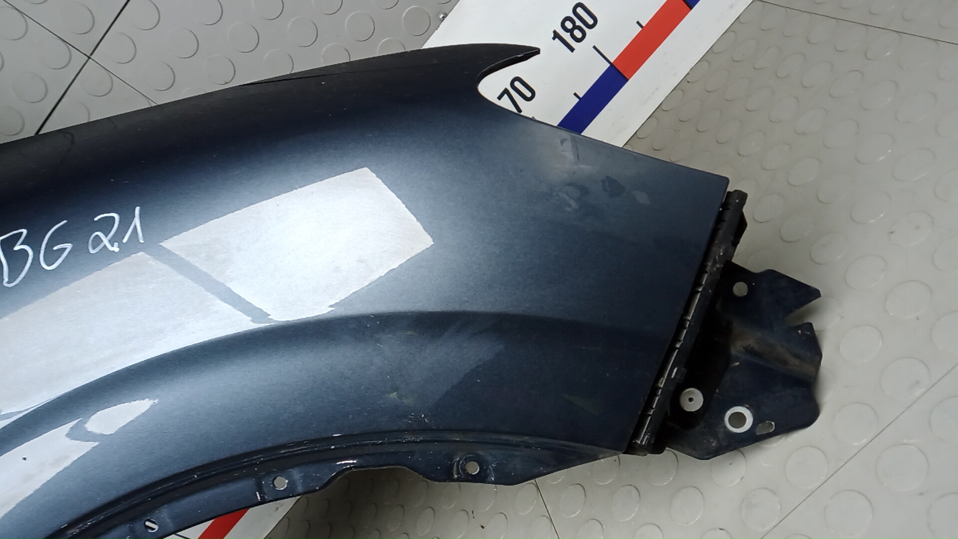 Крыло переднее правое