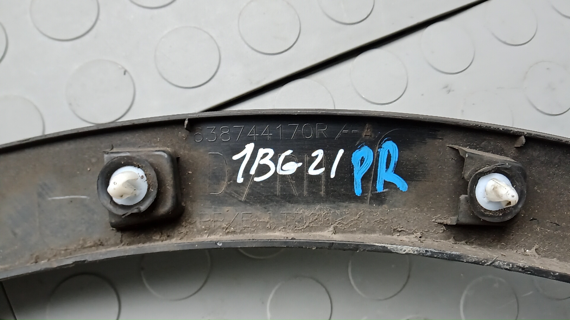 Накладка переднего крыла правого