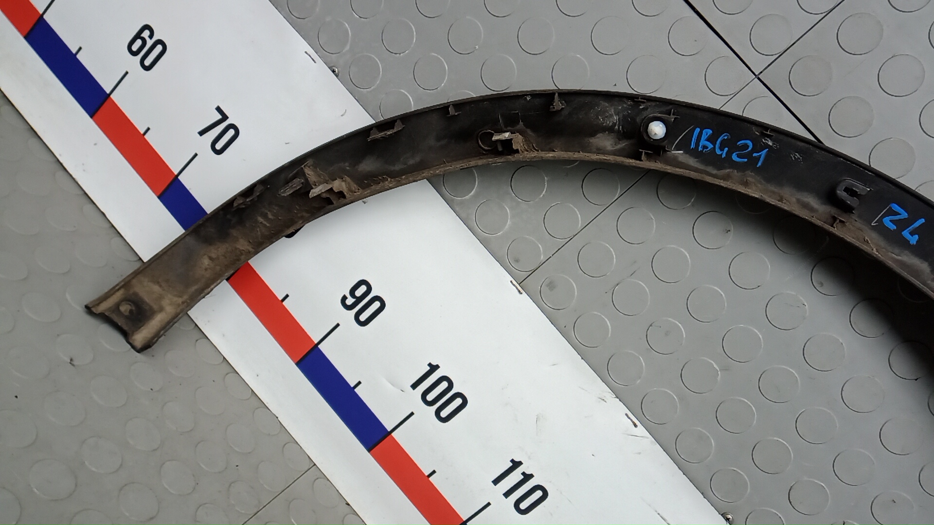 Накладка заднего крыла левого