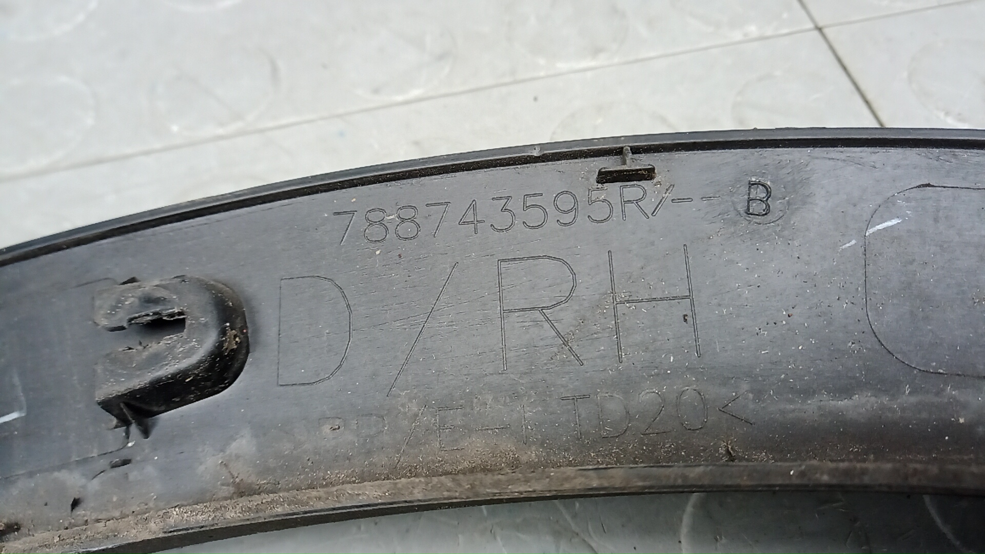 Молдинг заднего крыла правого