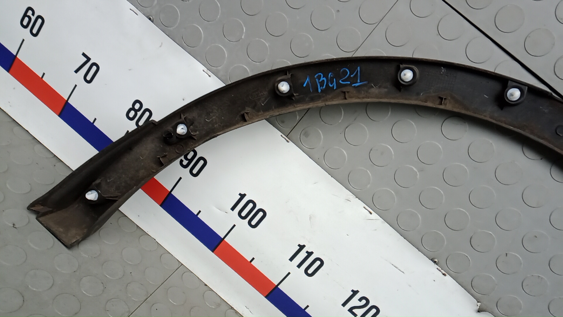 Молдинг заднего крыла правого