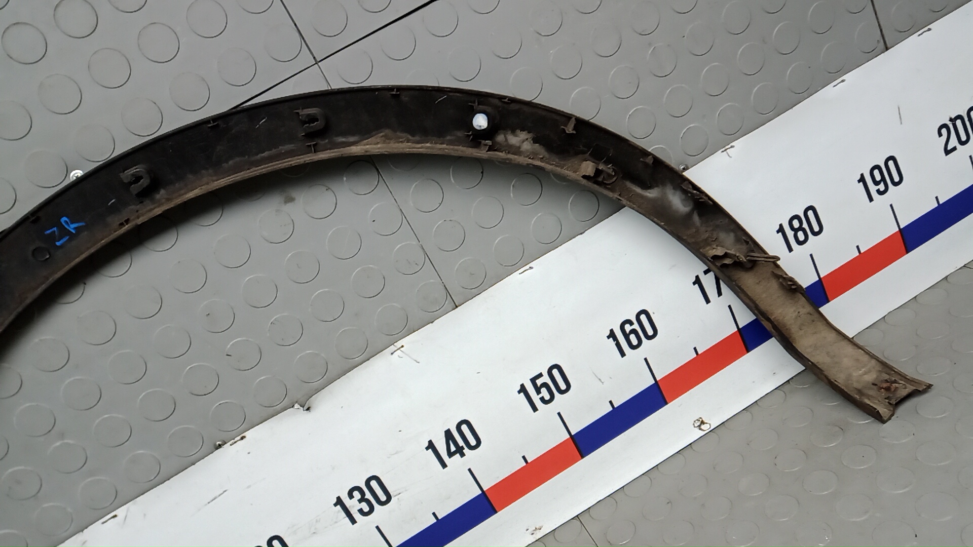 Молдинг заднего крыла правого