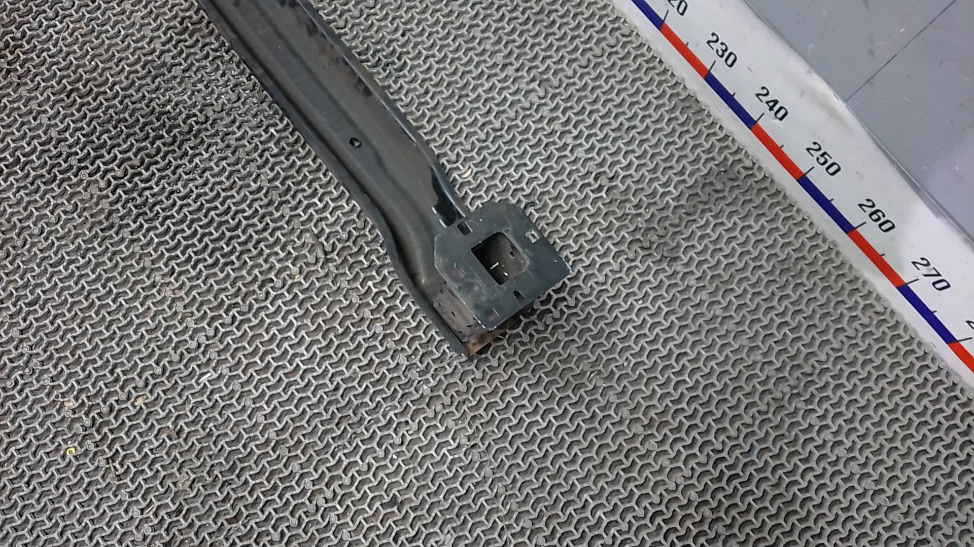 Усилитель заднего бампера