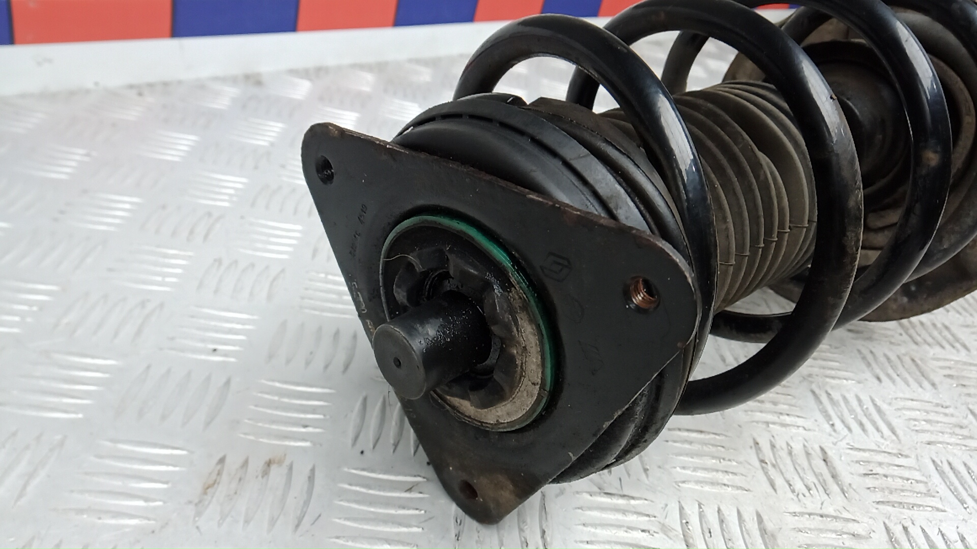 Амортизатор передний левый