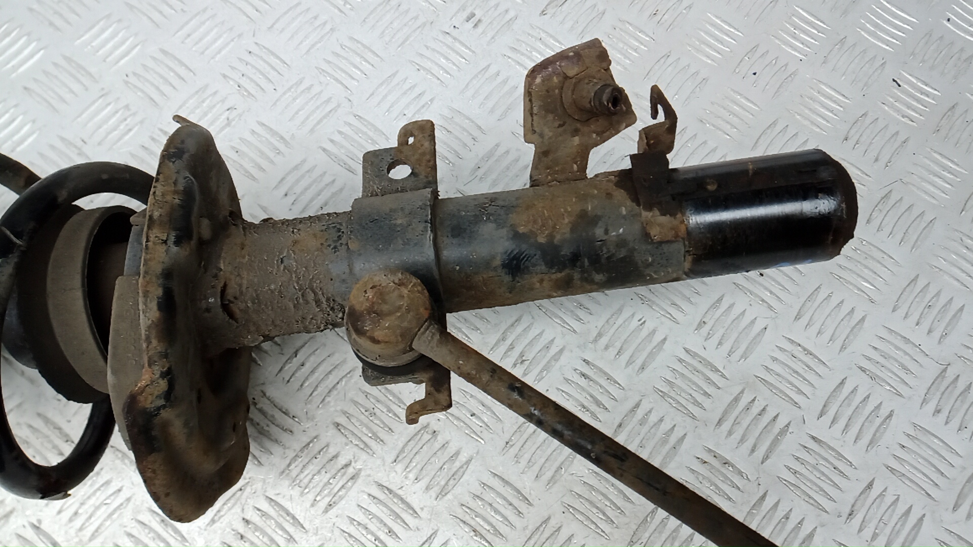 Амортизатор передний левый