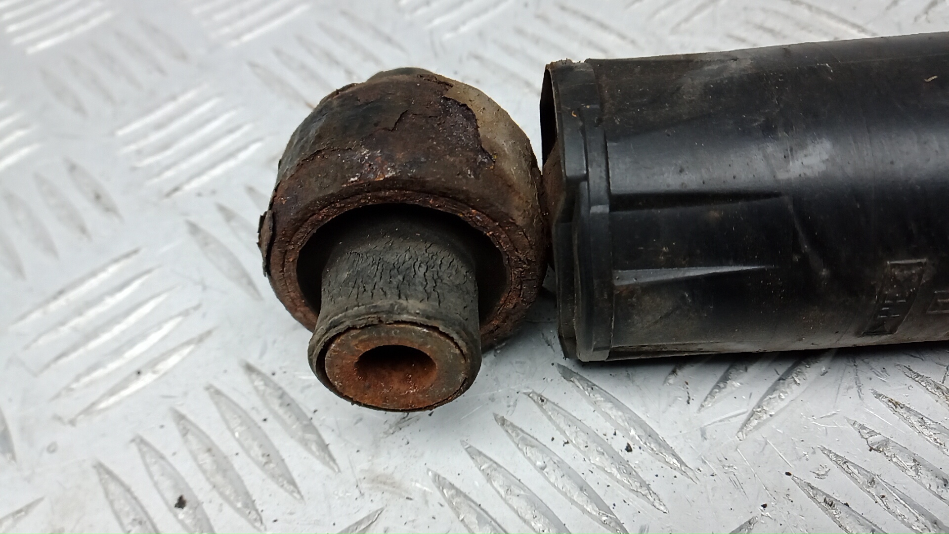 Амортизатор задний (стойка)