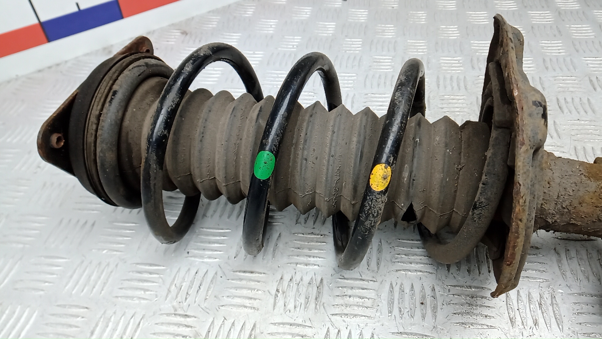 Амортизатор передний правый