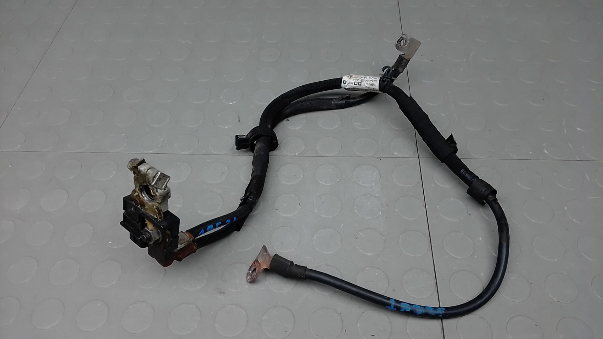 Клемма аккумулятора -