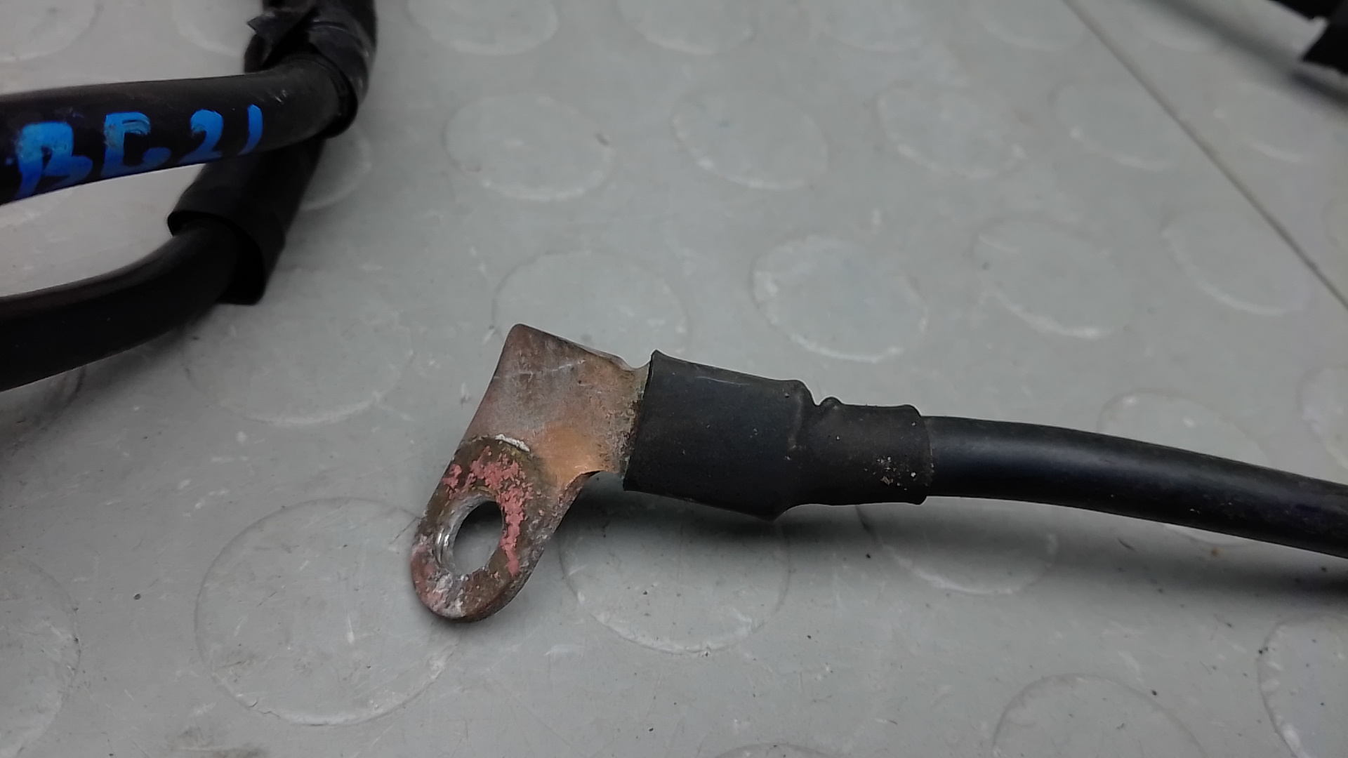 Клемма аккумулятора -