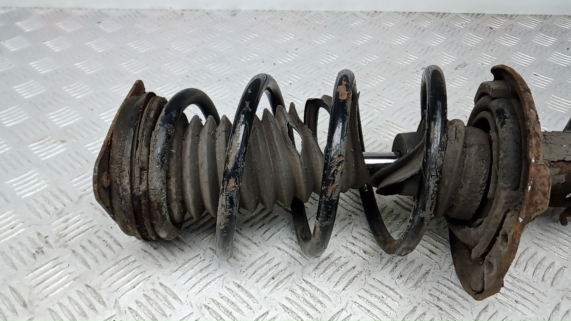 Амортизатор передний левый