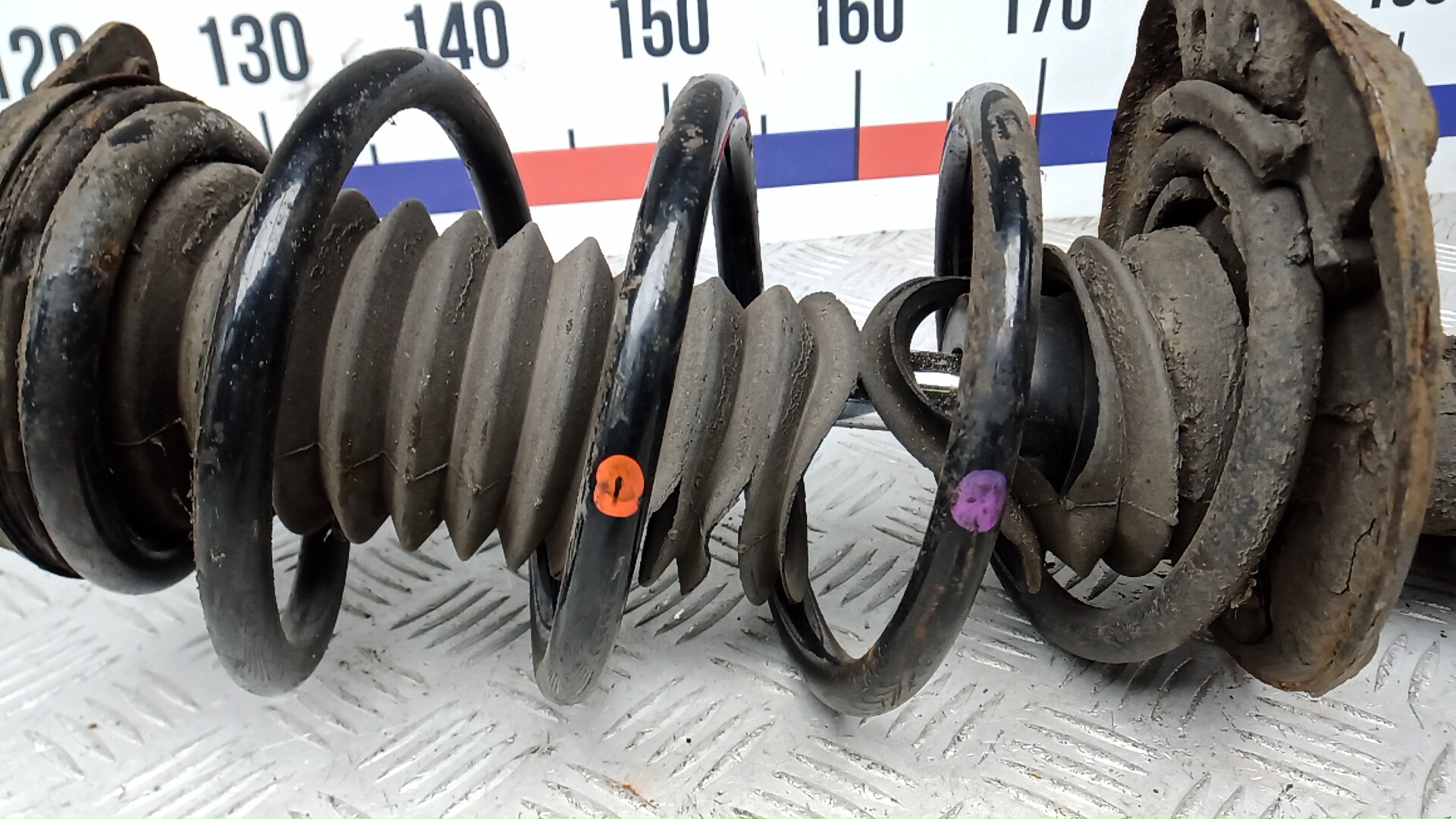 Амортизатор передний левый