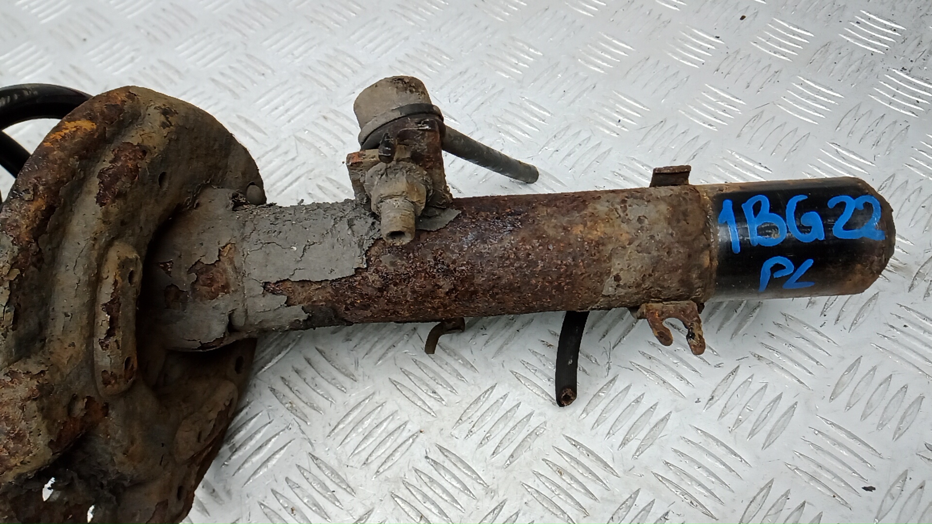 Амортизатор передний левый