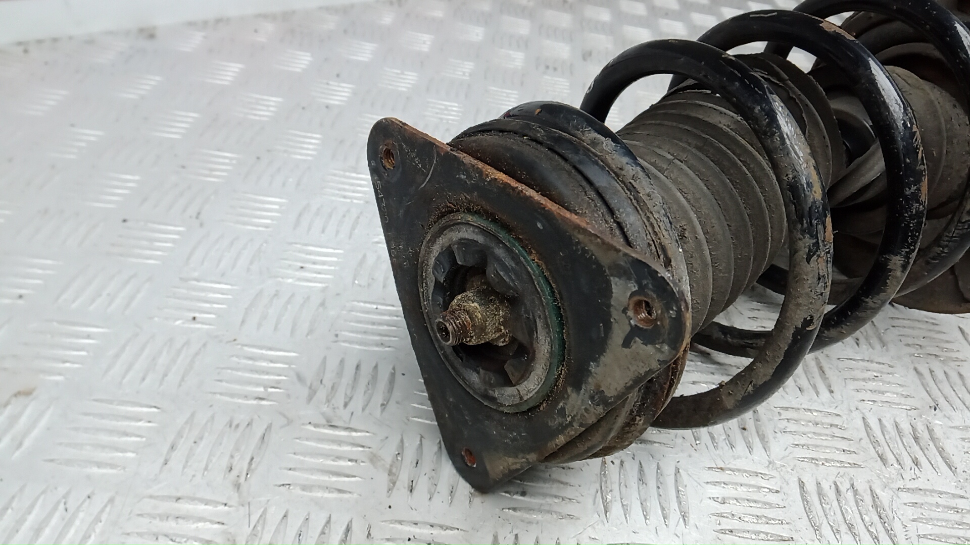 Амортизатор передний левый