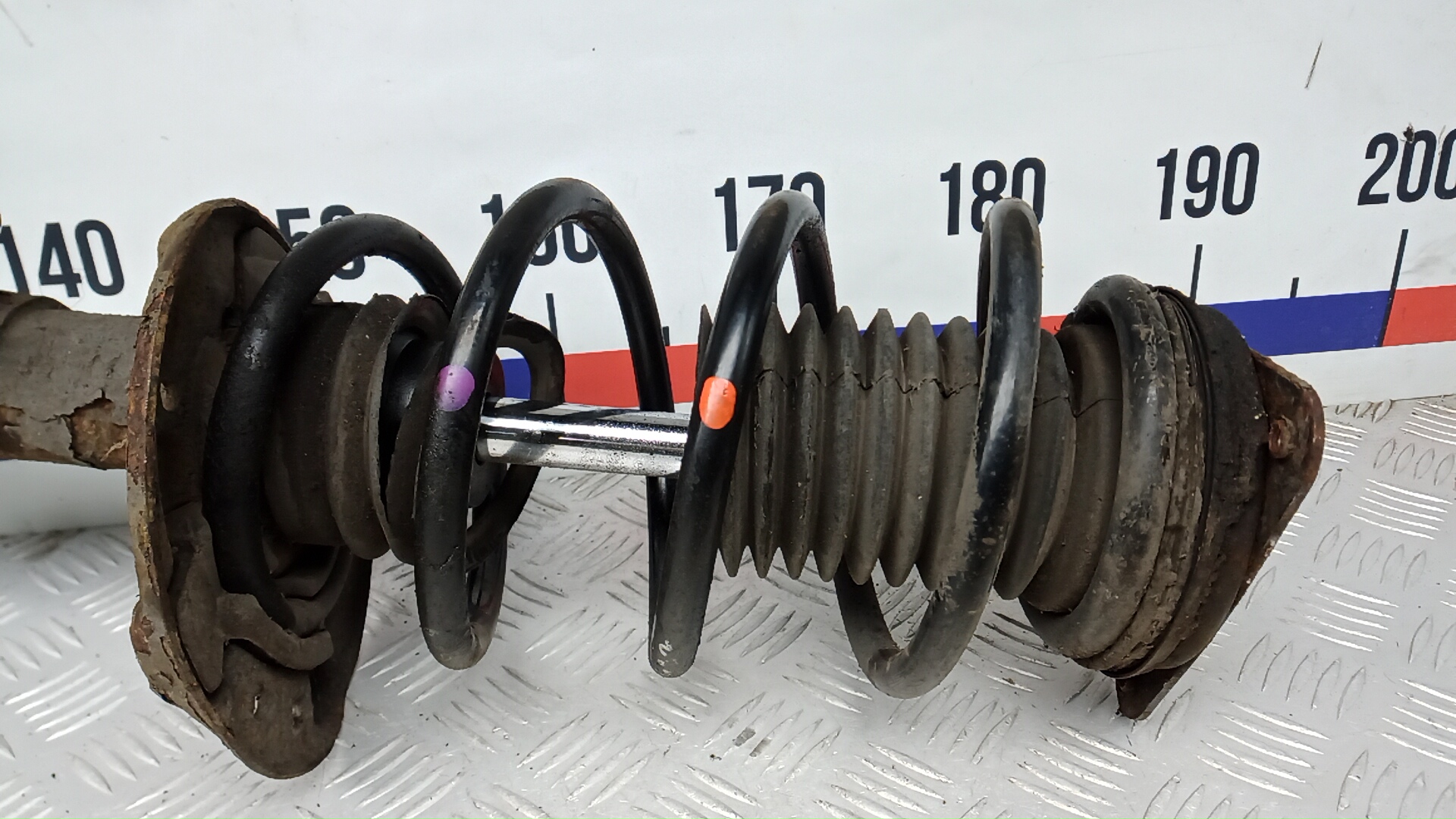 Амортизатор передний правый