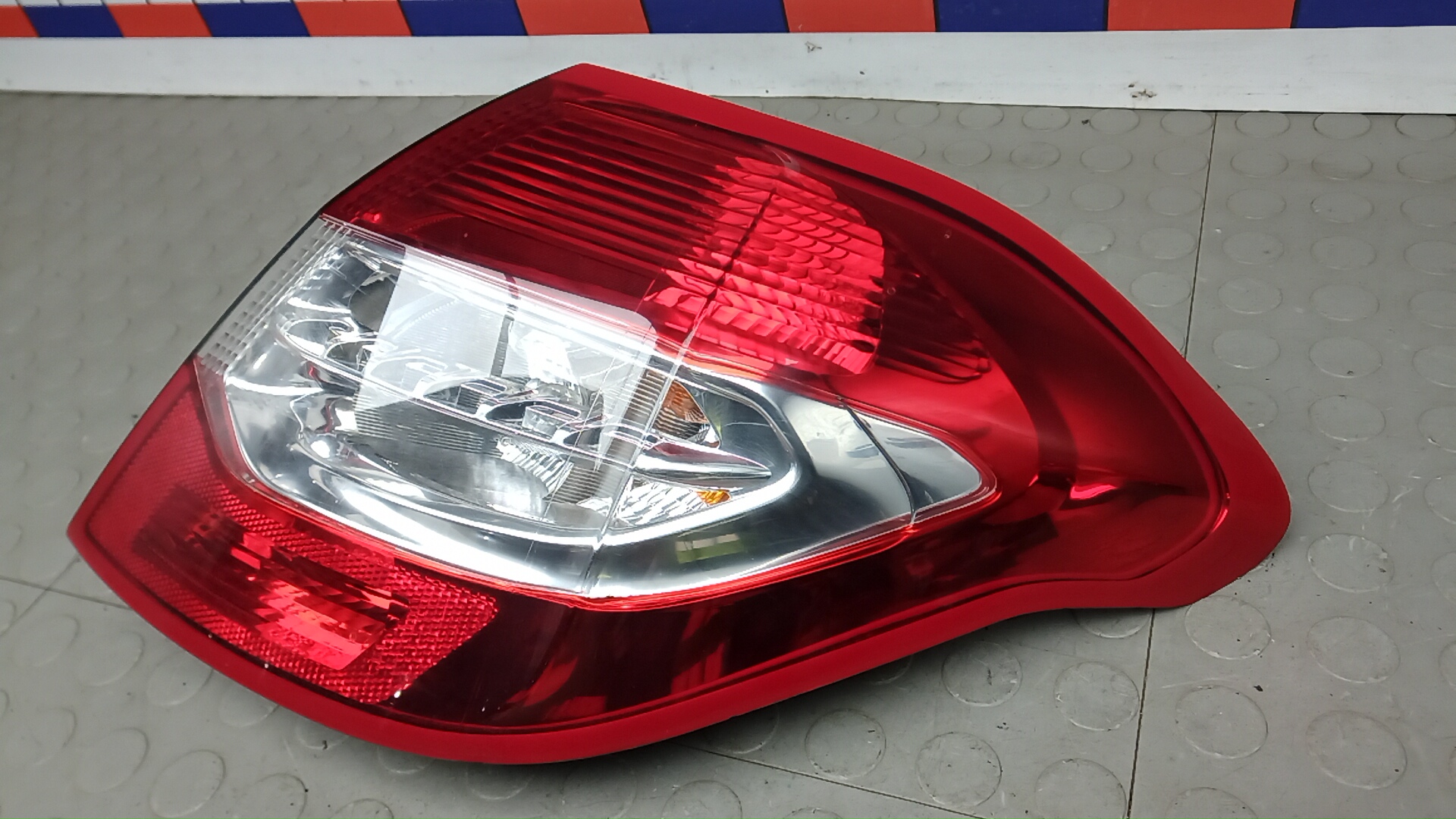 Фонарь задний правый