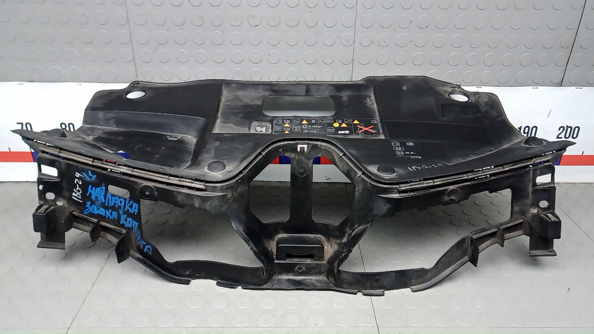 Кожух замка капота