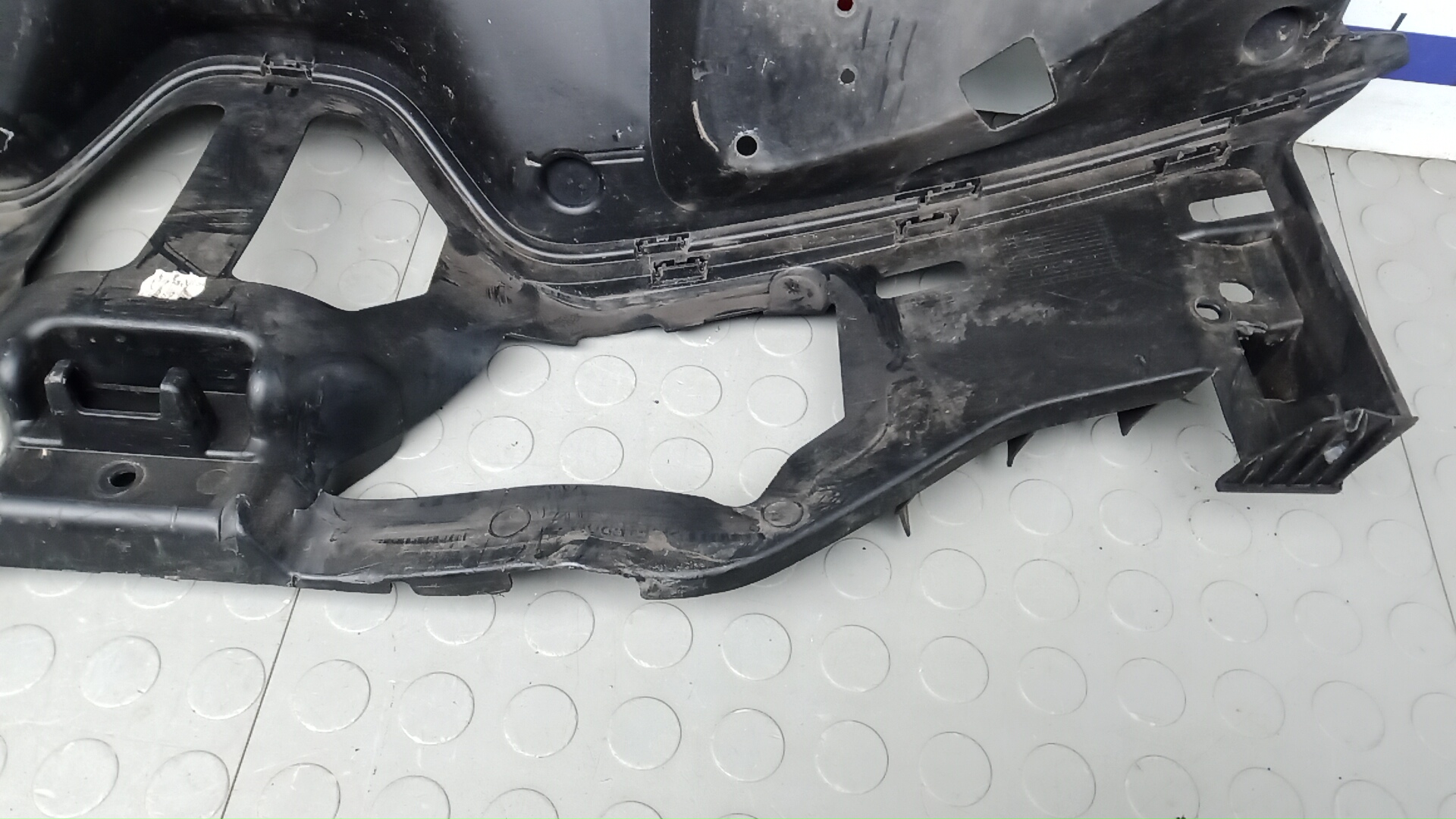 Кожух замка капота