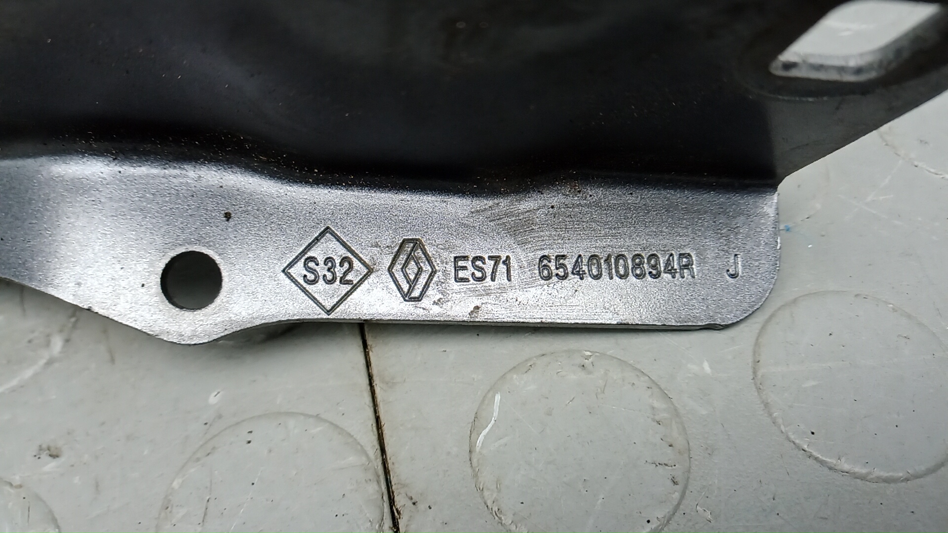 Петля капота