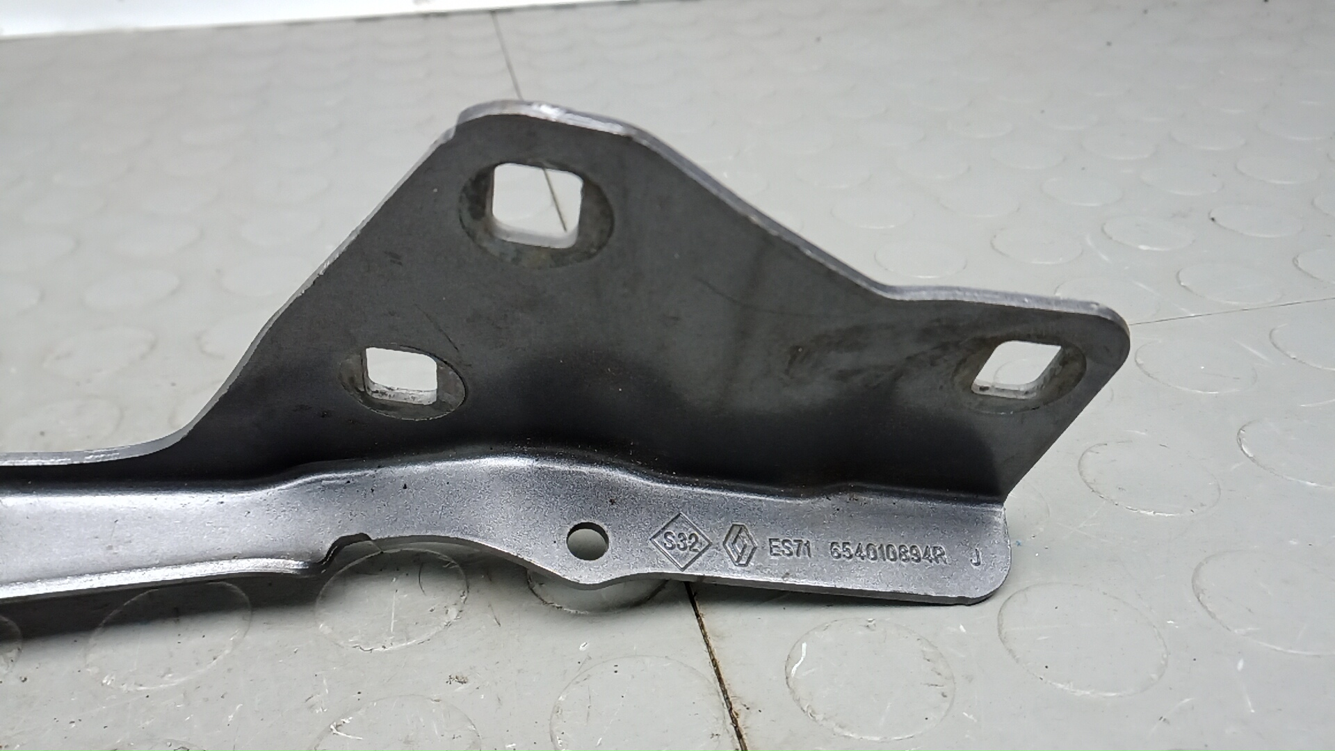 Петля капота