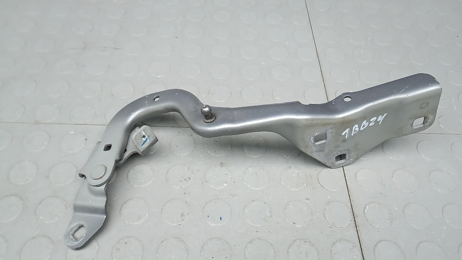 Петля капота